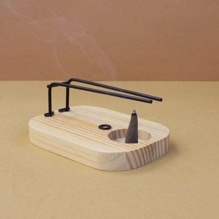 Quemador Palo Santo SYS Aromas con base de madera soporte metálico y cono de incienso encendido