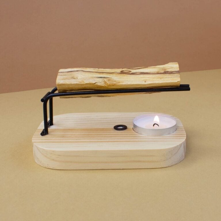 Quemador de Palo Santo SYS Aromas con base de madera soporte metálico palo santo y vela encendida