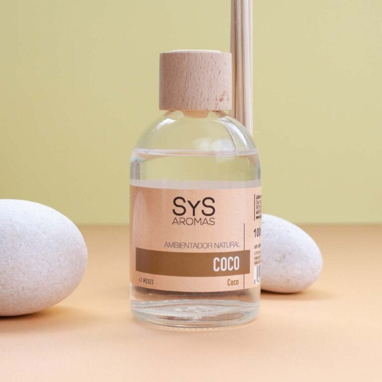 Ambientador Mikado Coco 100ml SYS Aromas centrado entre dos piedras decorativas claras