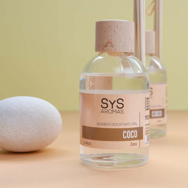 Ambientador Mikado Coco 100ml SYS Aromas junto a piedra clara y reflejado en un espejo