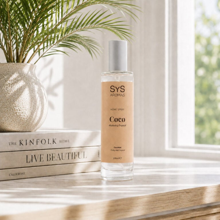 mbientador Pulverizador Coco 100 ml Origins SYS Aromas en ambiente de hogar con ventana, libros y palmera decorativa.