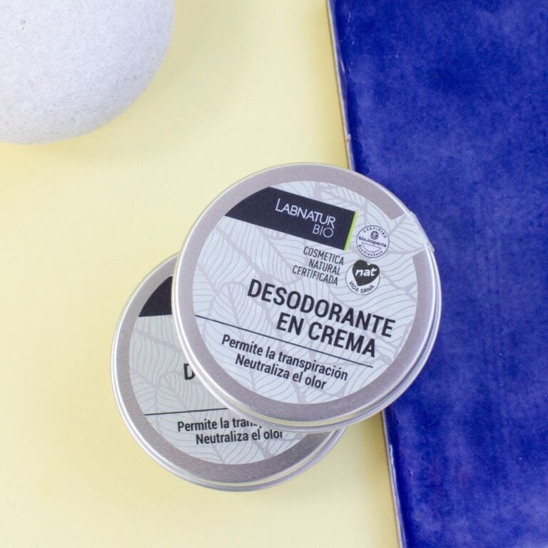 Dos envases de Desodorante en Crema Labnatur Bio 50ml sobre fondo azul y amarillo.