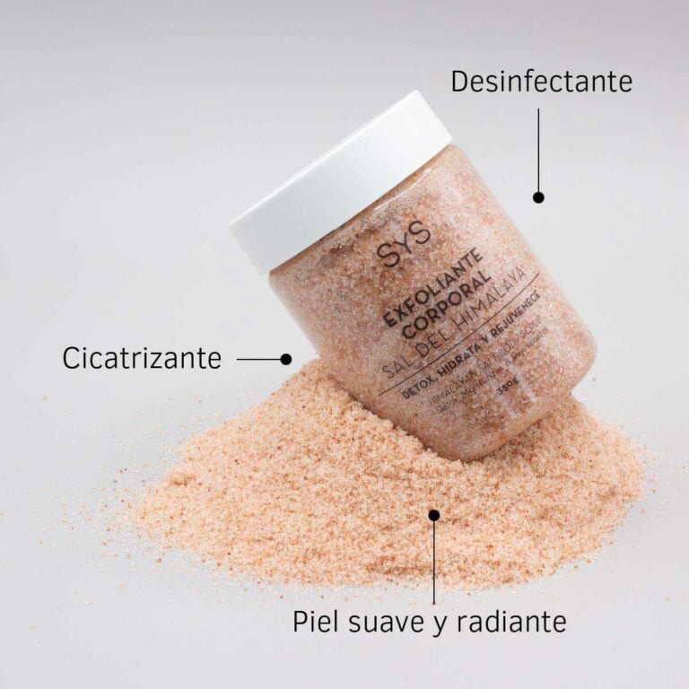 Exfoliante Corporal Sal del Himalaya 350g SYS inclinado sobre sal rosada con los mensajes desinfectante, cicatrizante y piel suave