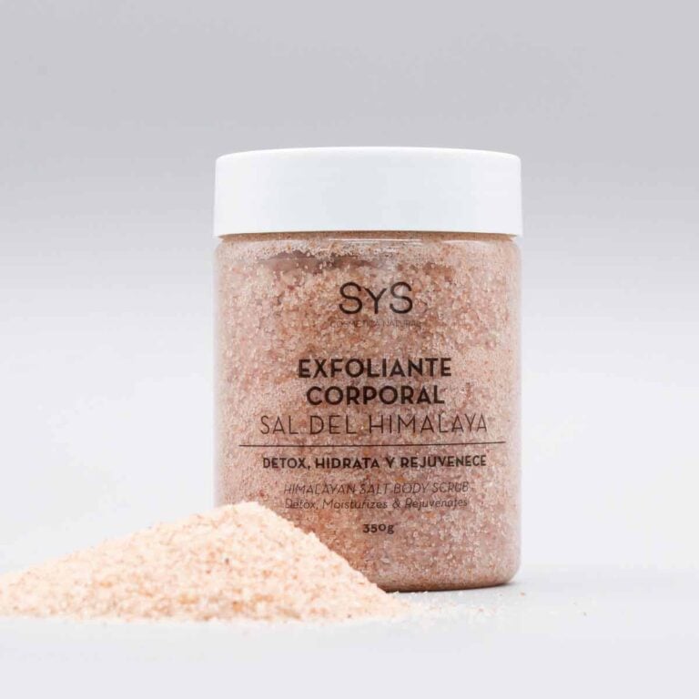 Exfoliante Corporal Sal del Himalaya 350g SYS en posición frontal junto a un montículo de sal rosada