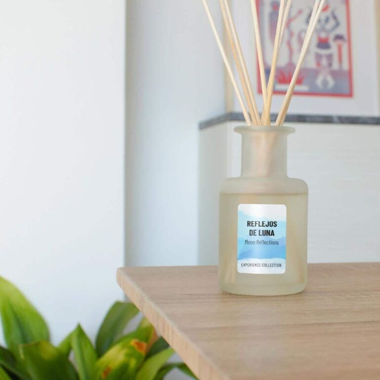 Ambientador Mikado Reflejos de Luna 100ml SYS Aromas sobre estantería de madera en interior luminoso