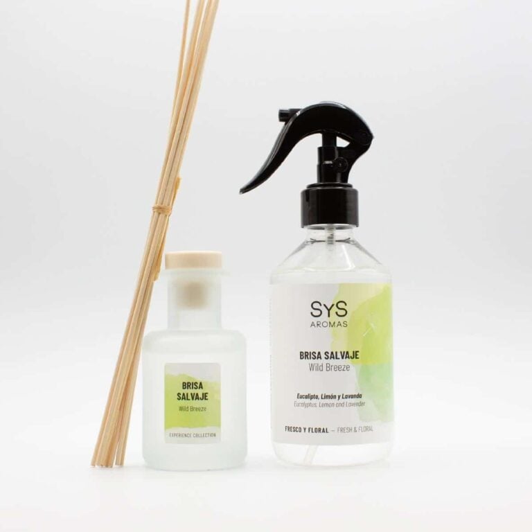 Ambientador Pulverizador Brisa Salvaje 300ml SYS Aromas junto al mikado y varillas de la Colección Experience
