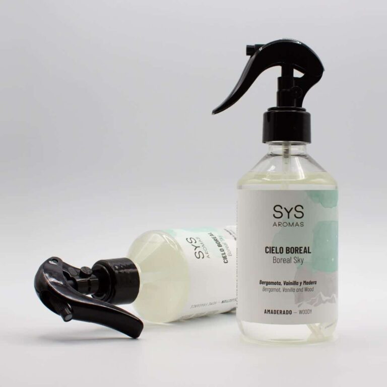 Ambientador Pulverizador Cielo Boreal 300ml SYS Aromas con un envase vertical y otro recostado