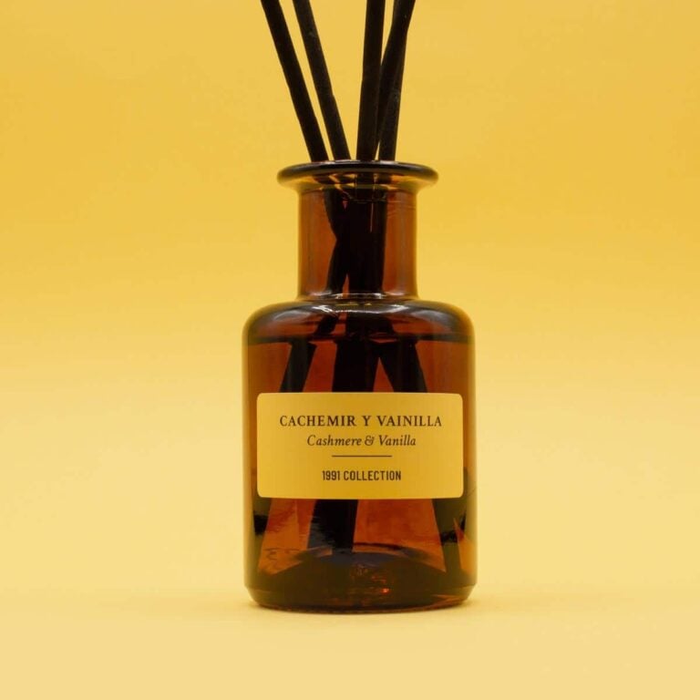 Primer plano del Ambientador Mikado Cachemir y Vainilla 100ml SYS Aromas con frasco ámbar y varillas negras