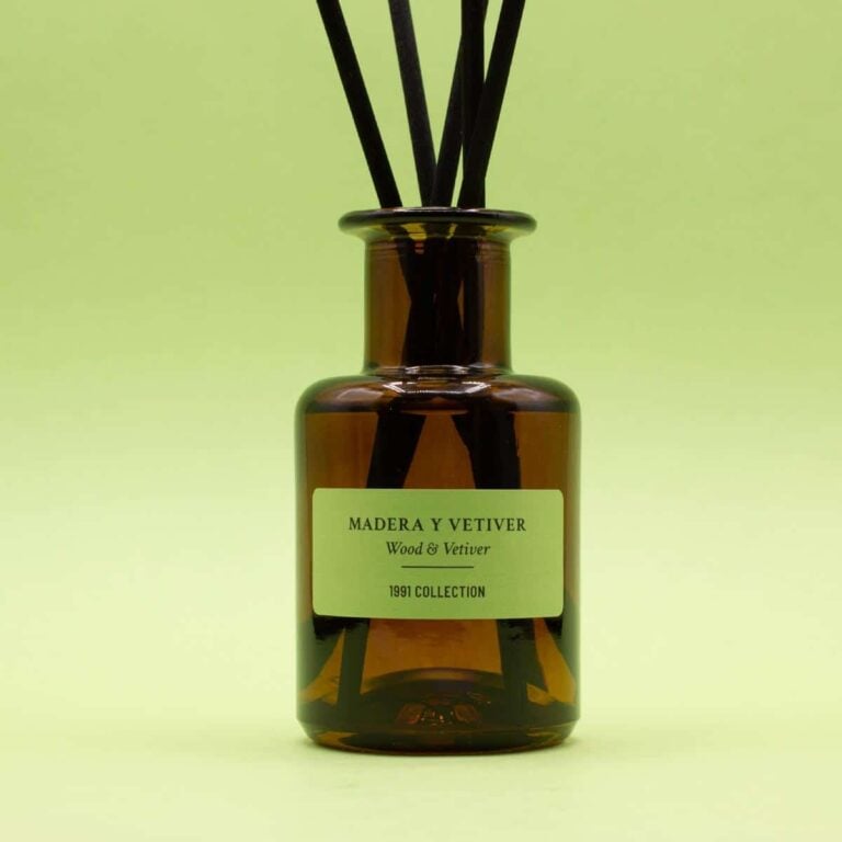 Primer plano del Ambientador Mikado Madera y Vetiver 100ml SYS Aromas con varillas difusoras negras