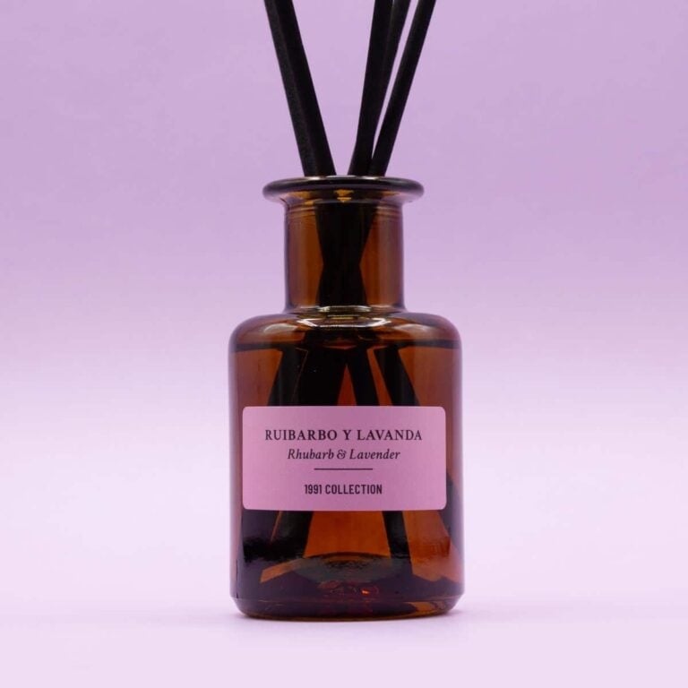Primer plano del Ambientador Mikado Ruibarbo y Lavanda 100ml SYS Aromas con frasco ámbar y varillas negras