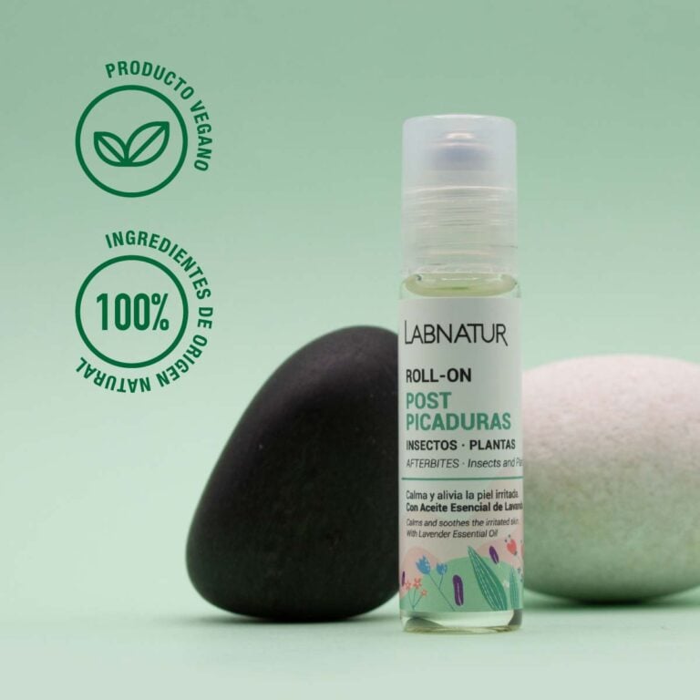Roll-On Post Picaduras 14ml Labnatur entre dos piedras con los distintivos producto vegano e ingredientes de origen natural