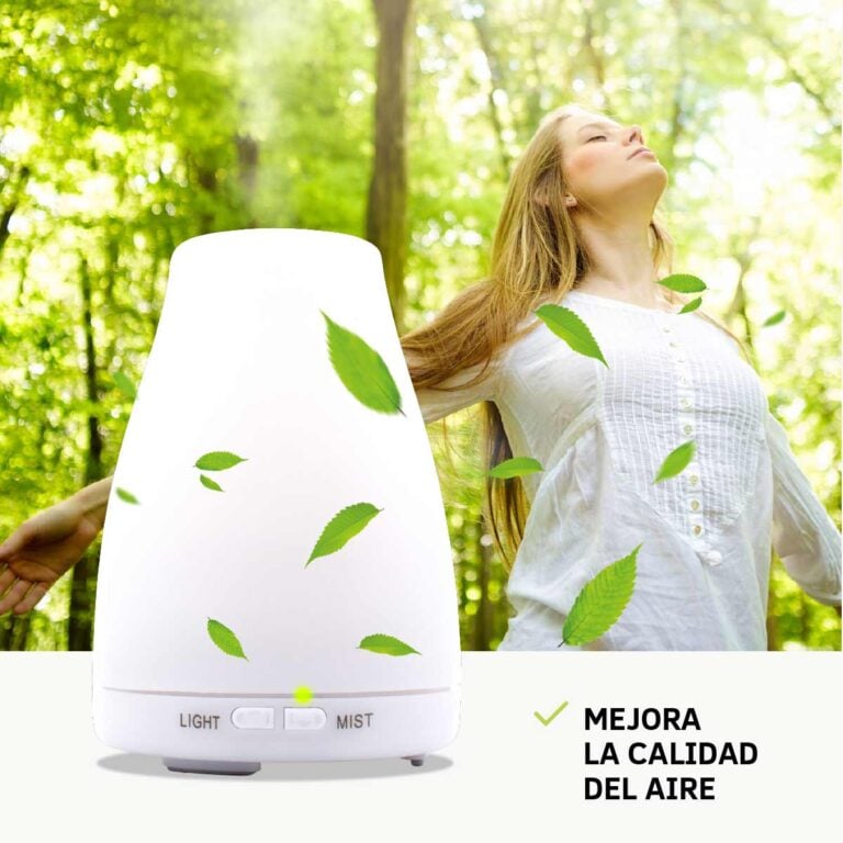 Humidificador Ultrasónico Cosmos 100ml SYS Aromas junto a una mujer respirando en un entorno natural