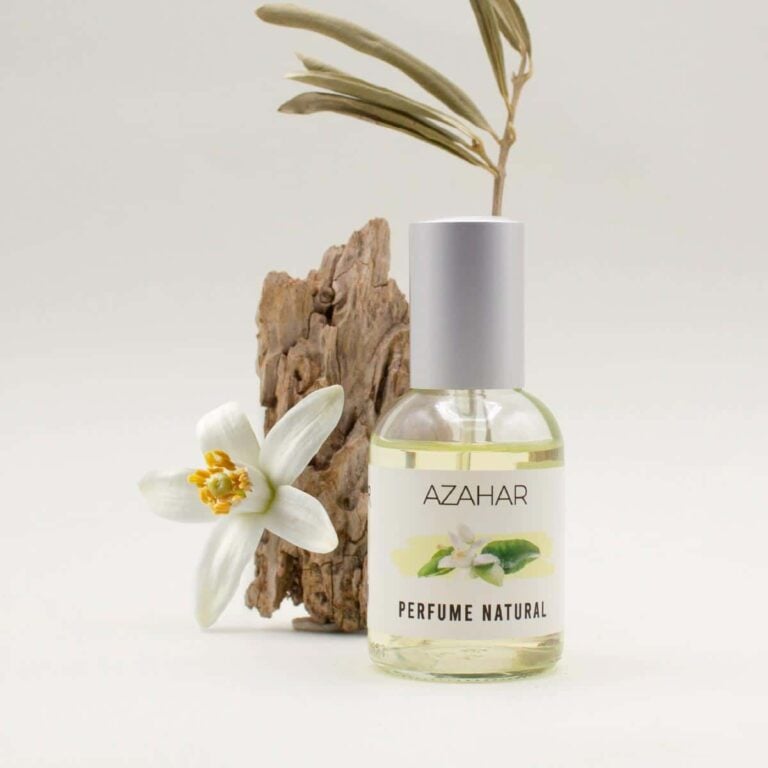 Frasco de Perfume Azahar 50ml Labnatur junto a una flor blanca, una corteza y una rama seca