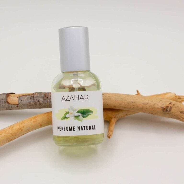 Frasco pulverizador de Perfume Azahar 50ml Labnatur delante de varias ramas de madera clara