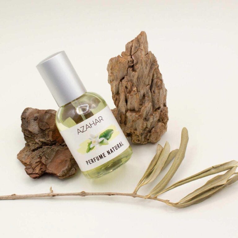 Frasco inclinado de Perfume Azahar 50ml Labnatur entre fragmentos de corteza y una rama seca