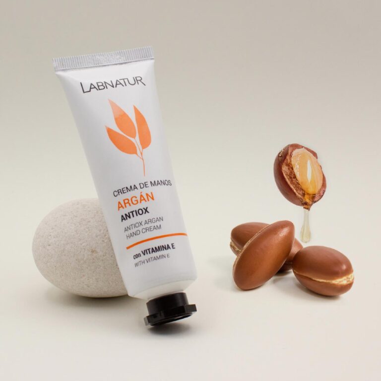 Crema de Manos Argán 50ml Labnatur inclinada junto a una piedra y varios frutos de argán