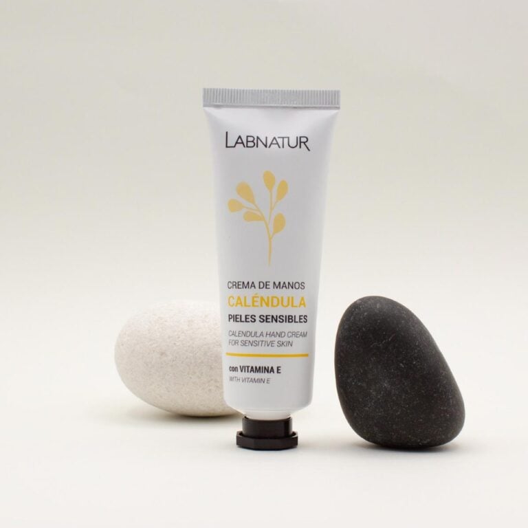 Crema de Manos Caléndula 50ml Labnatur en posición frontal entre una piedra blanca y otra negra