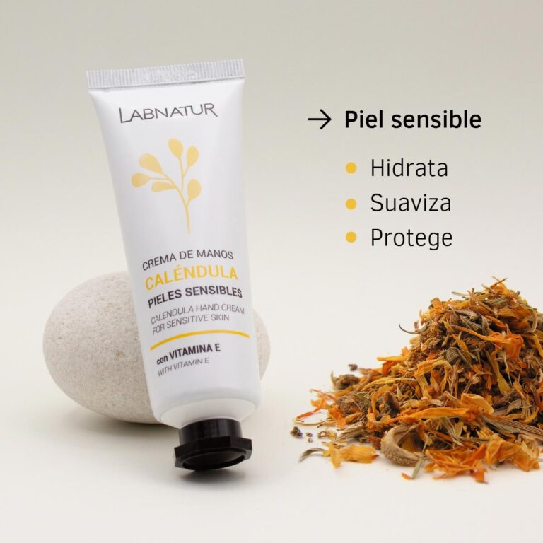Crema de Manos Caléndula 50ml Labnatur inclinada junto a flores secas y los mensajes piel sensible, hidrata, suaviza y protege
