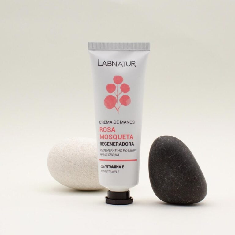Crema de Manos Rosa Mosqueta 50ml Labnatur en posición frontal entre una piedra blanca y otra negra