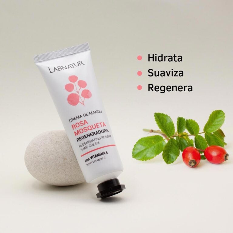 Crema de Manos Rosa Mosqueta 50ml Labnatur inclinada junto a una piedra, hojas y frutos, con los textos hidrata, suaviza y regenera