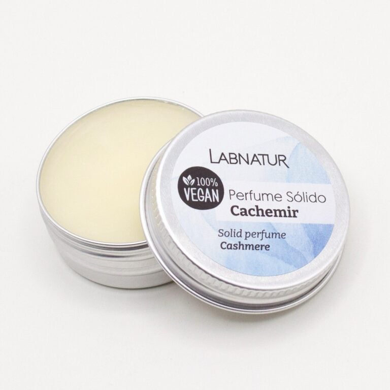 Perfume Sólido Cachemir 15ml Labnatur abierto con la tapa azul colocada en primer plano