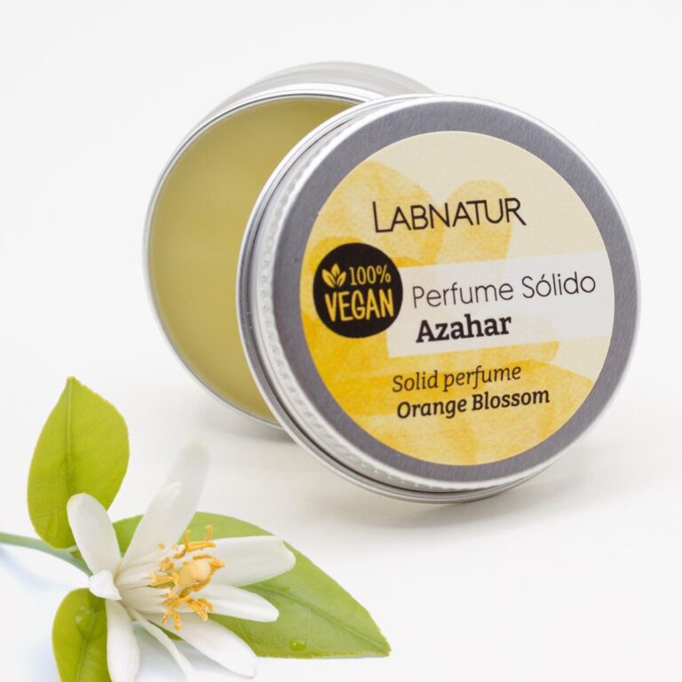 Perfume Sólido Azahar 15ml Labnatur en envase metálico abierto junto a una flor blanca y hojas verdes
