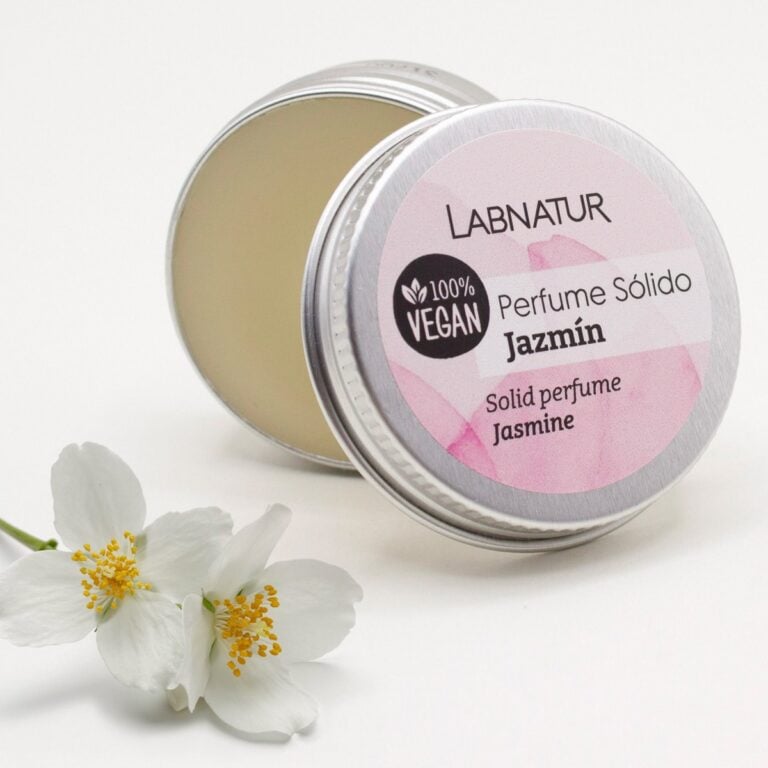 Perfume Sólido Jazmín 15ml Labnatur en envase metálico abierto junto a flores blancas