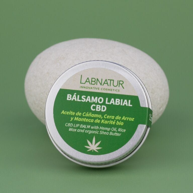 Bálsamo Labial CBD Labnatur 15ml para rutina diaria de cuidado de labios con CBD y aceite de cáñamo.