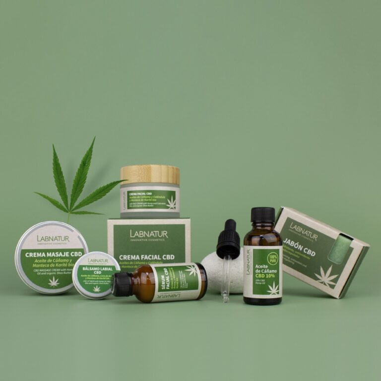 Bodegón de la gama CBD Labnatur con jabón natural CBD, crema facial, sérum, aceite de cáñamo y bálsamo labial.