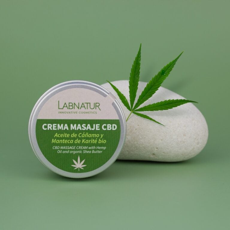 Crema Masaje CBD 100ml Labnatur junto a hoja de cáñamo y piedra sobre fondo verde natural.
