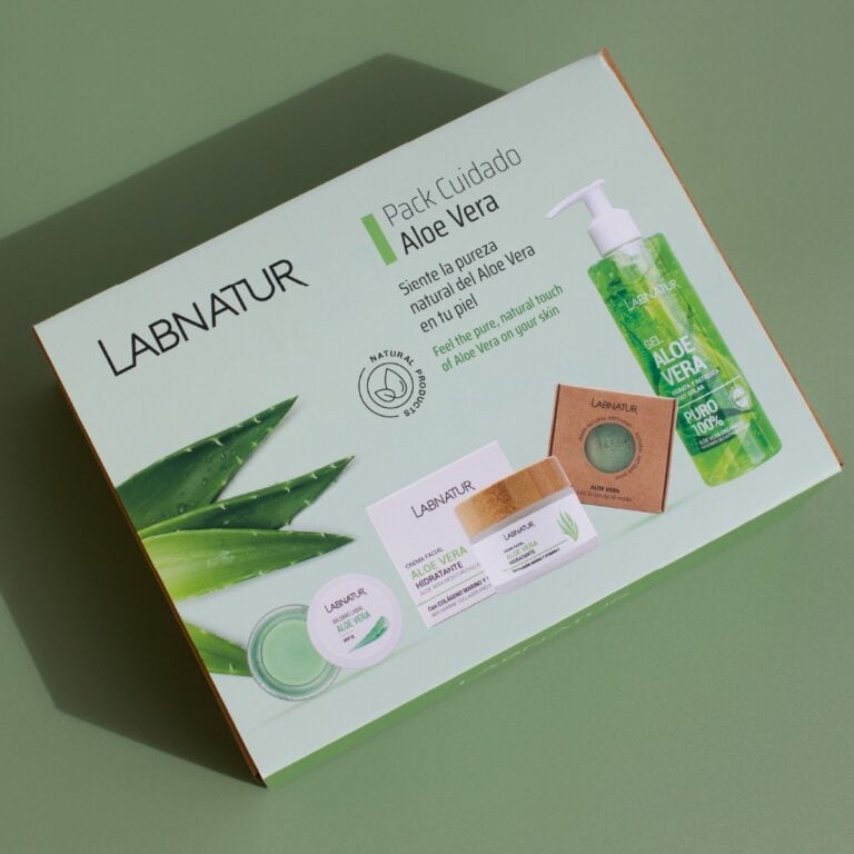 Pack Aloe Vera Labnatur con crema facial, gel aloe vera 100% puro, bálsamo labial y jabón natural en caja.