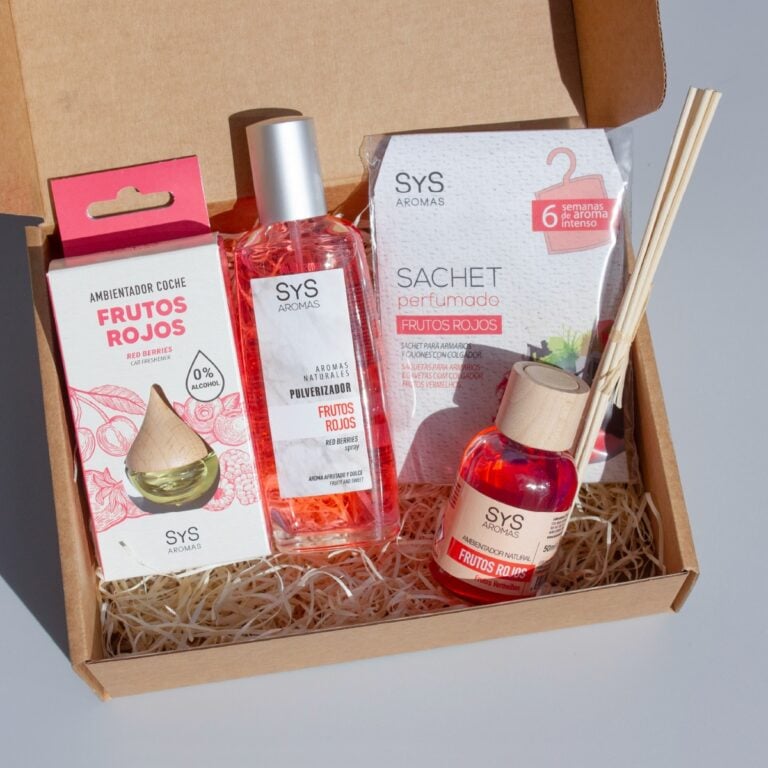 Pack Aroma Frutos Rojos SYS Aromas abierto con ambientador de coche, pulverizador, mikado y sachet perfumado.