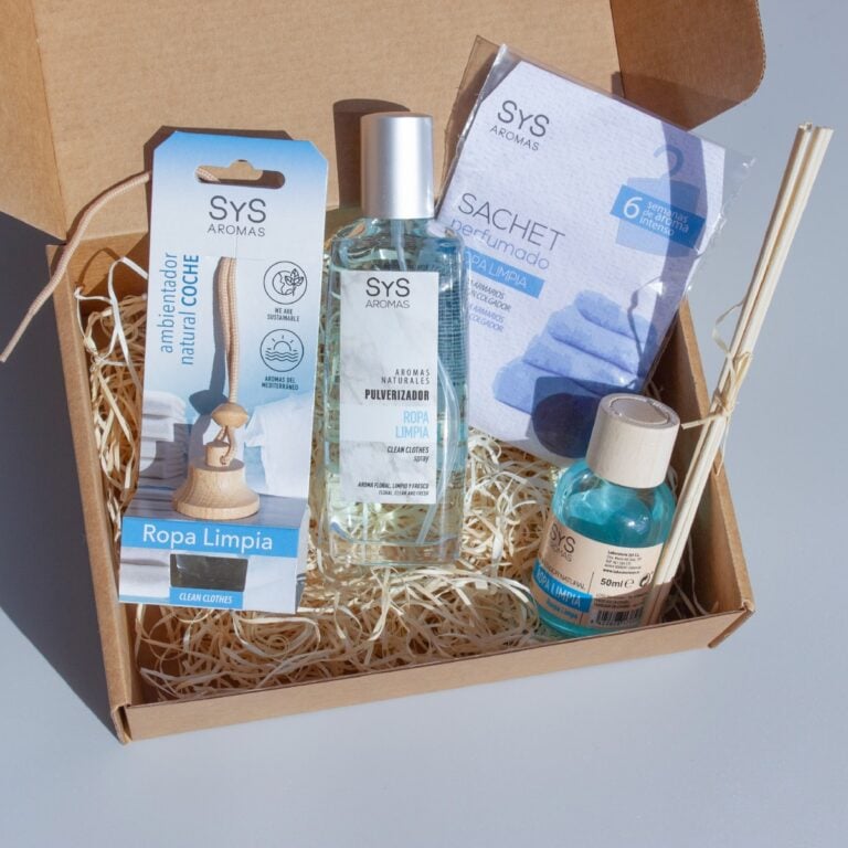 Pack Aroma Ropa Limpia SYS Aromas abierto con ambientador de coche, pulverizador, mikado y sachet perfumado.