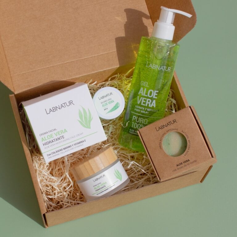 Pack Cuidado Aloe Vera Labnatur abierto con crema facial, gel aloe vera, bálsamo labial y jabón natural.