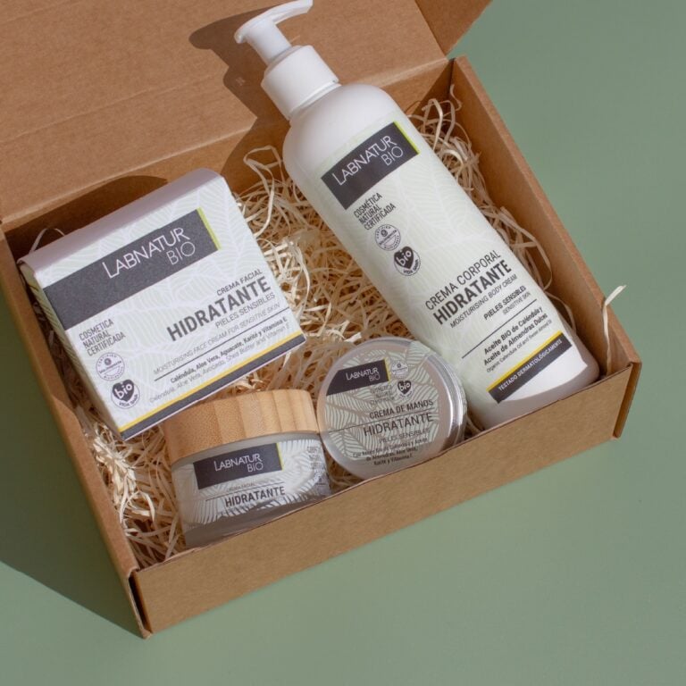 Pack Cuidado Pieles Sensibles Labnatur Bio abierto con crema corporal, crema facial y crema de manos en caja regalo.