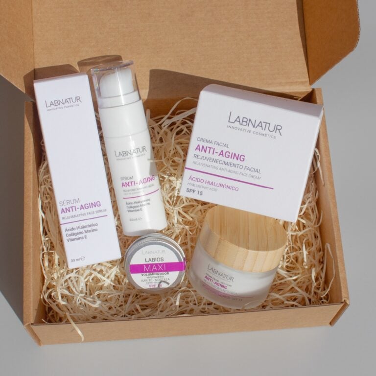 Pack Lifting más Firmeza Labnatur abierto con crema anti-aging, sérum y bálsamo labial voluminizador.