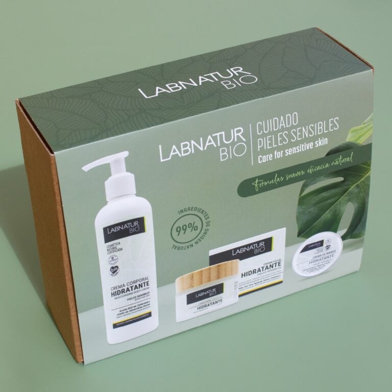 Caja regalo Pack Cuidado Pieles Sensibles Labnatur Bio con crema corporal, crema facial y crema de manos hidratante.