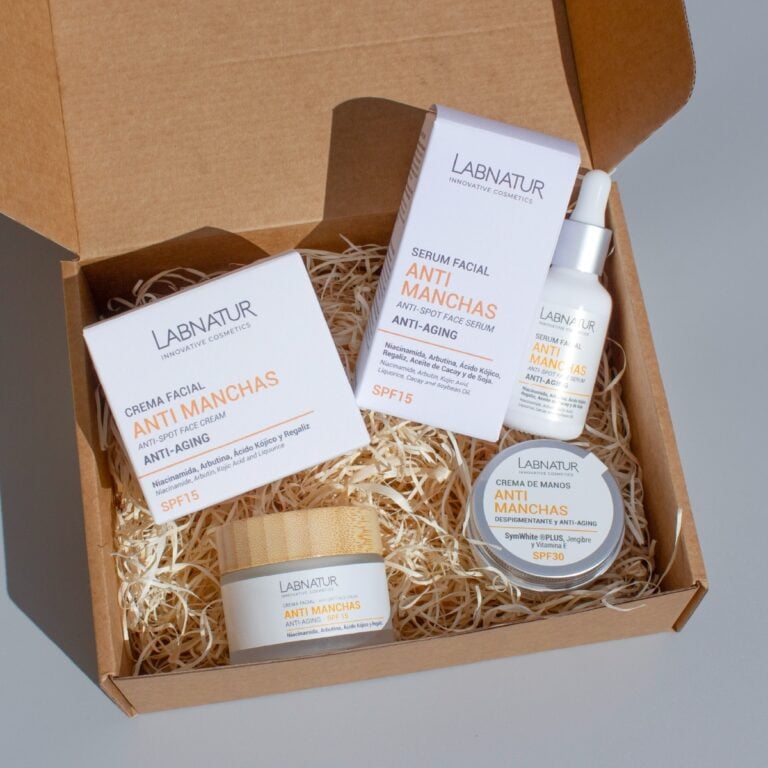 Pack Rutina Anti Manchas Labnatur abierto con crema facial, sérum facial y crema de manos dentro de caja regalo.