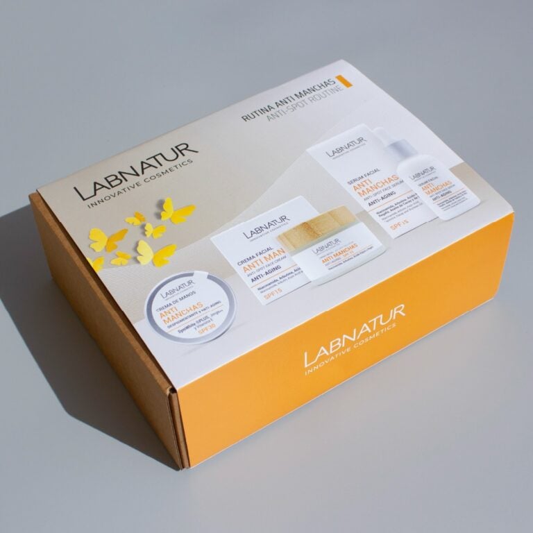 Caja regalo Pack Rutina Anti Manchas Labnatur con crema facial, sérum facial y crema de manos sobre fondo gris.