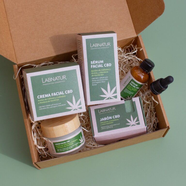 Pack Rutina Facial CBD Labnatur abierto con crema facial, sérum facial, jabón natural y estuches en caja regalo.
