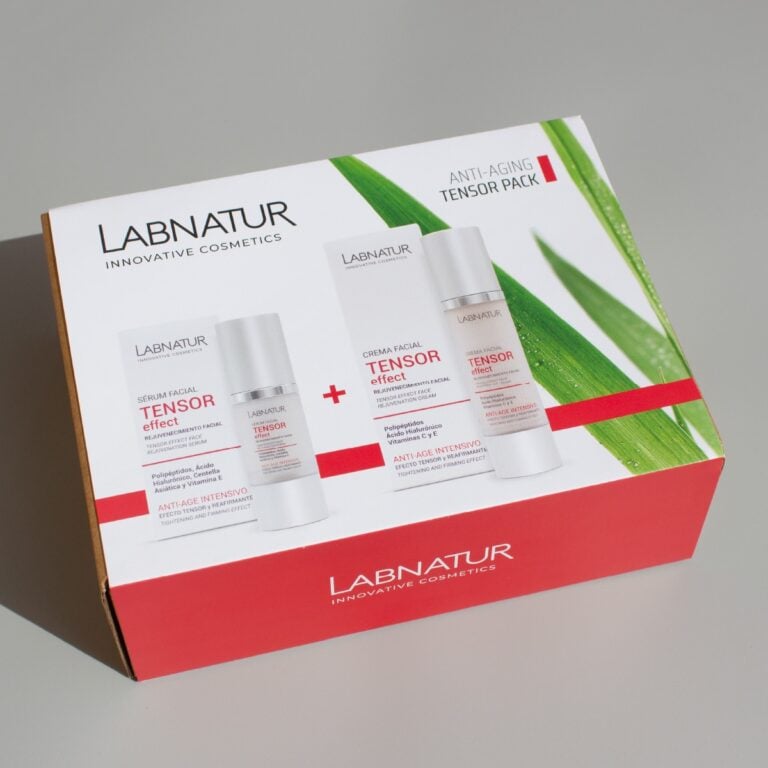 Caja regalo Pack Tensor Effect Labnatur con crema facial y sérum anti-aging sobre fondo gris.