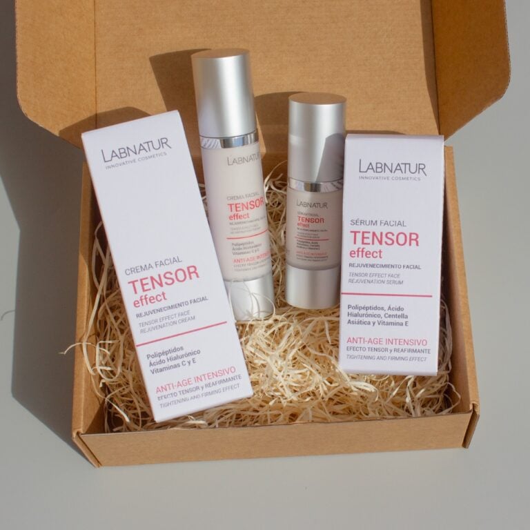 Pack Tensor Effect Labnatur abierto con crema facial, sérum y estuches dentro de caja regalo.