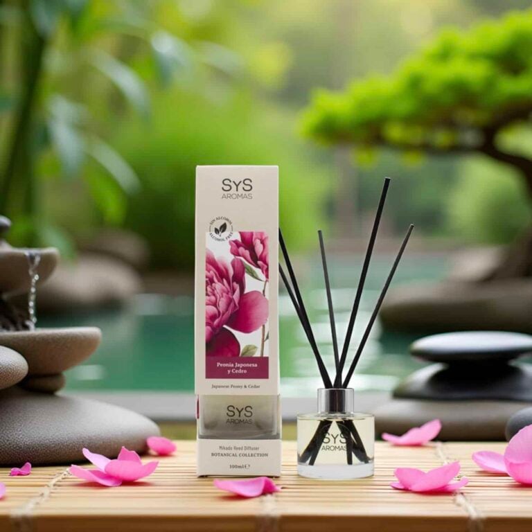 Ambientador Mikado Peonía Japonesa y Cedro 100ml Botanical SYS Aromas en entorno zen con flores rosas
