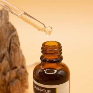 Aceite de cacay Labnatur Bio con pipeta aplicando unas gotas de aceite vegetal puro