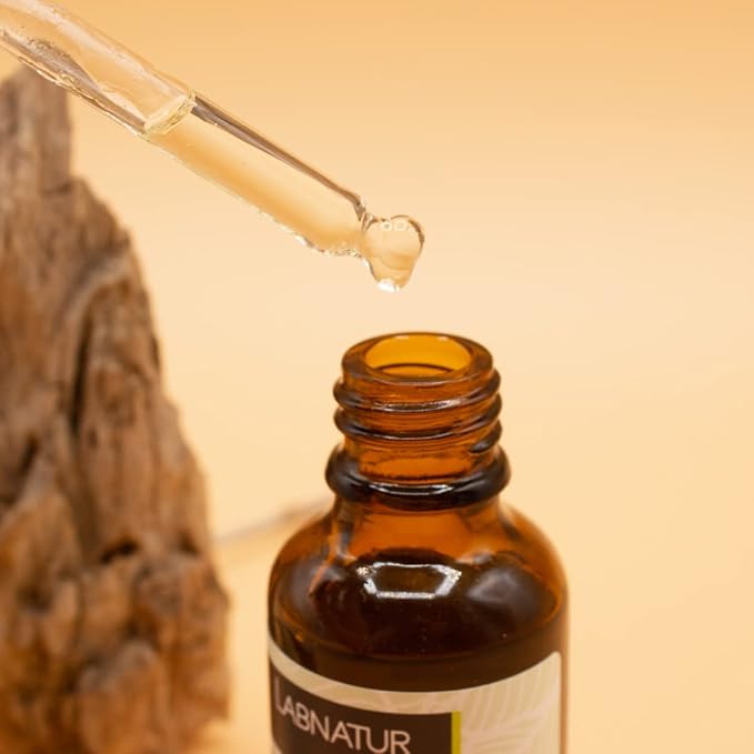 Aceite de cacay Labnatur Bio con pipeta aplicando unas gotas de aceite vegetal puro