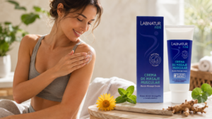 Persona aplicando Crema de Masaje Muscular Labnatur Fisio en el brazo junto el envase del producto y sus ingredientes naturales.