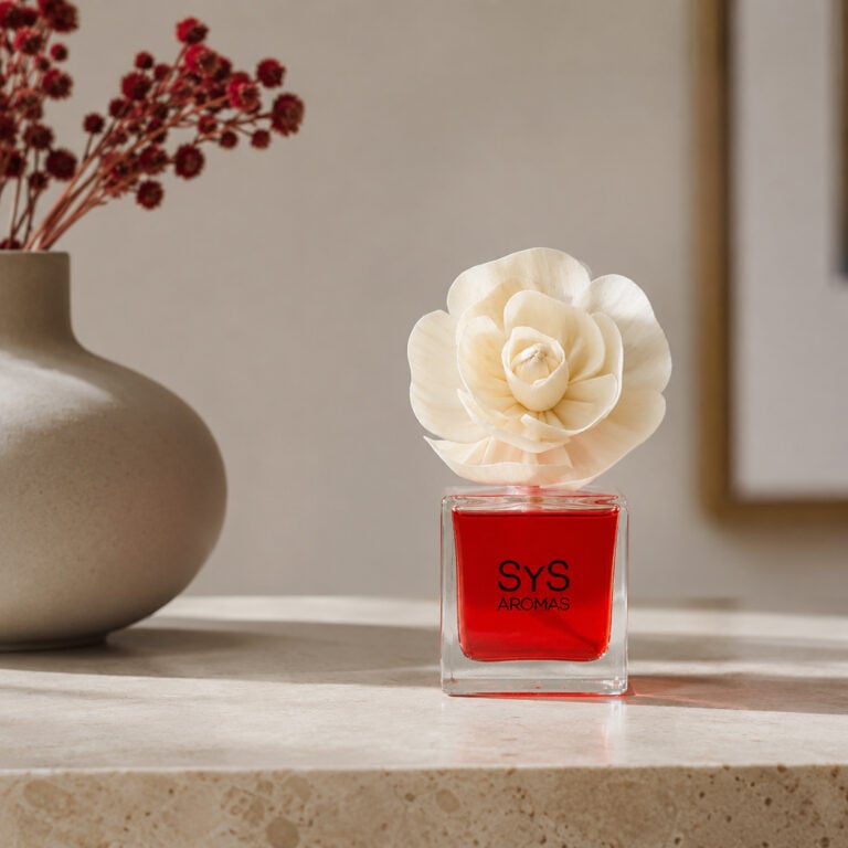 Ambientador Difusor Flor Frutos Rojos SYS Aromas con flor clara y líquido rojo en ambiente decorativo.