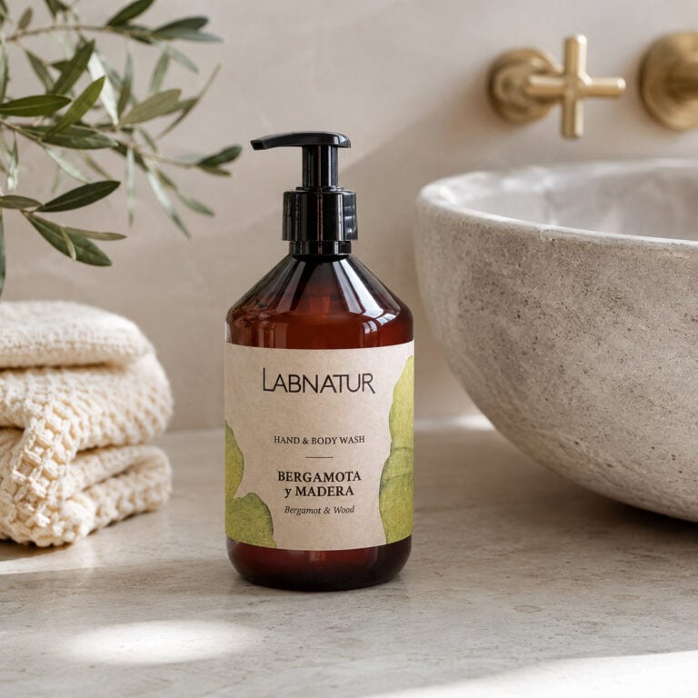 Jabón Manos y Cuerpo Bergamota y Madera 500 ml Labnatur en baño con lavabo, dosificador y toalla.