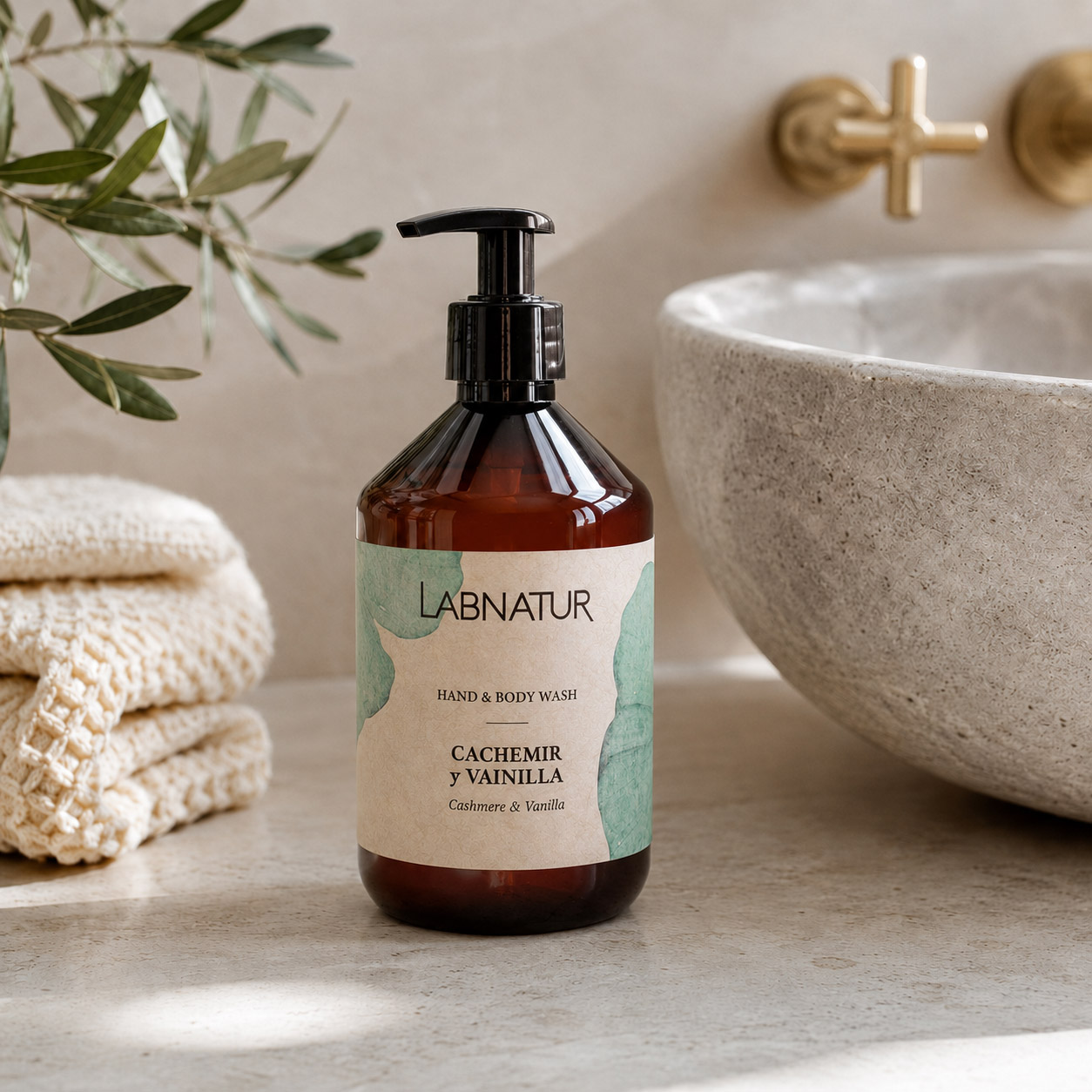 Jabón Manos y Cuerpo Cachemir y Vainilla 500 ml Labnatur en baño con lavabo de piedra, toallas y grifo dorado.