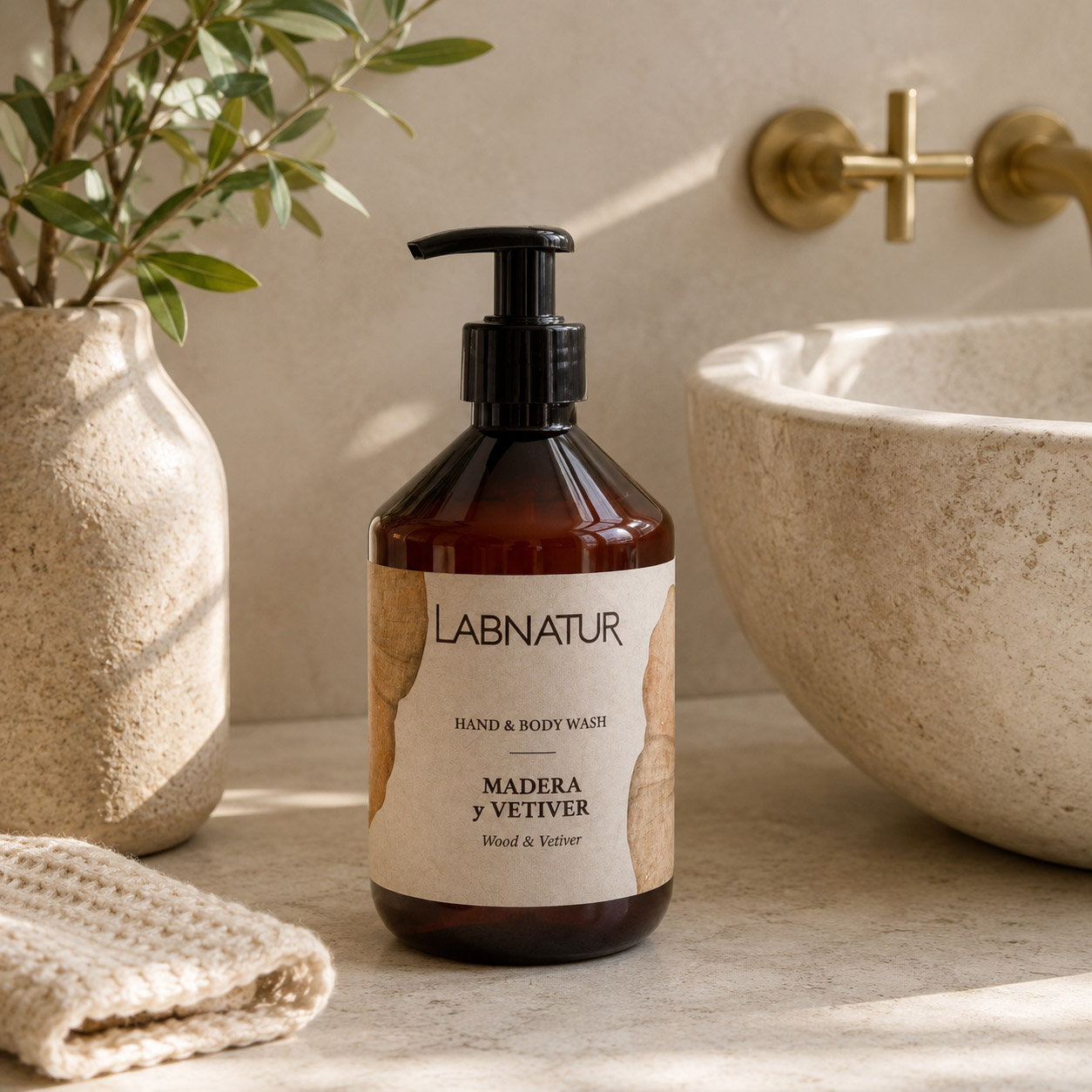 Jabón Manos y Cuerpo Madera y Vetiver 500 ml Labnatur en baño con lavabo de piedra, dosificador y toalla.